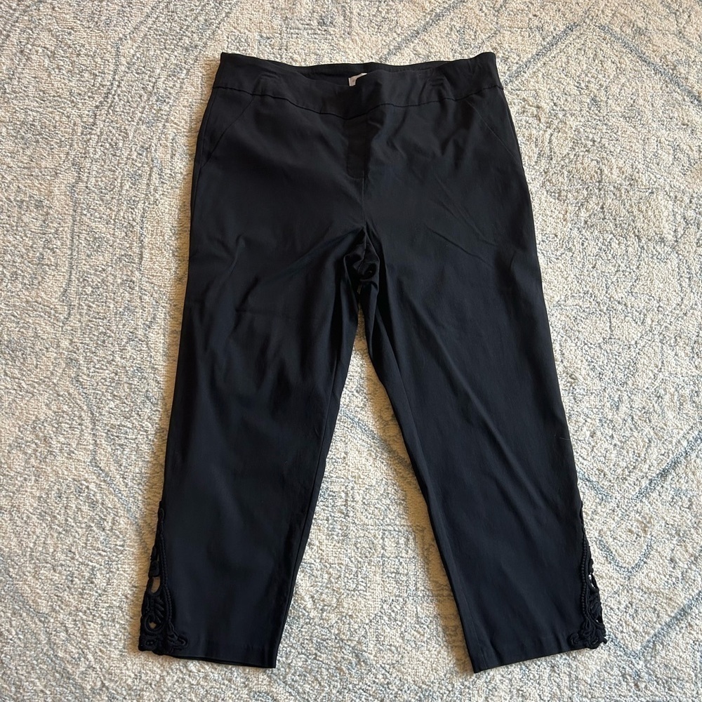 Avenue Women’s Black lace embroidered Ankle Cropped Pants size 18